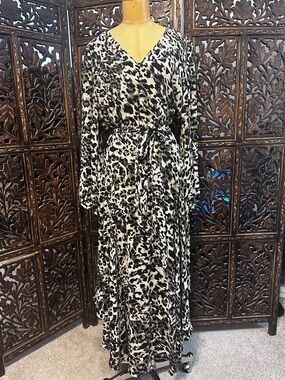 Vince Camuto Size XL Black & White Animal Print Belted V-Neck Maxi Dress
